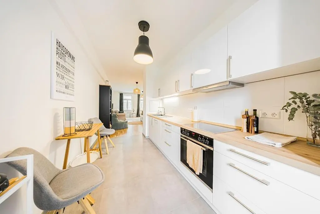 Stylisches Zentrales City-Apartment Mit 2 Balkonen Leipzig 0*,  Germany